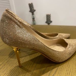 BEAUTIFUL JIMMY CHOO GOLD PUMPS. WORN ONLY ONCE!!!